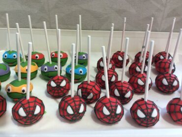 Cake pops super heroes